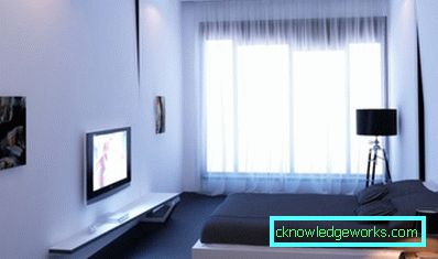 Foto: elegantní televizní uspořádání v minimalistické ložnici