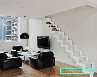 Vnitřní obývací pokoj se schodištěm do druhého patra (50 fotografií)