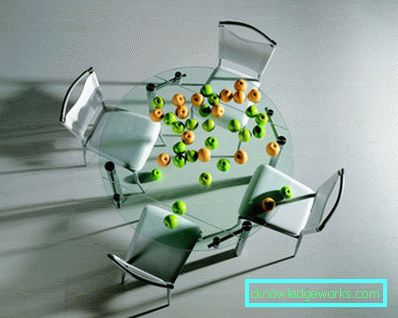 Kulatý skleněný kuchyňský stůl